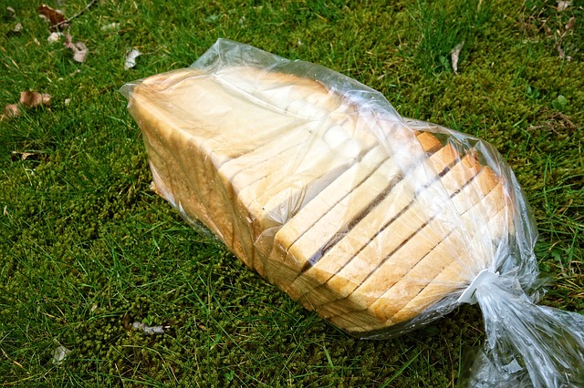 igelitový sáček s chlebem